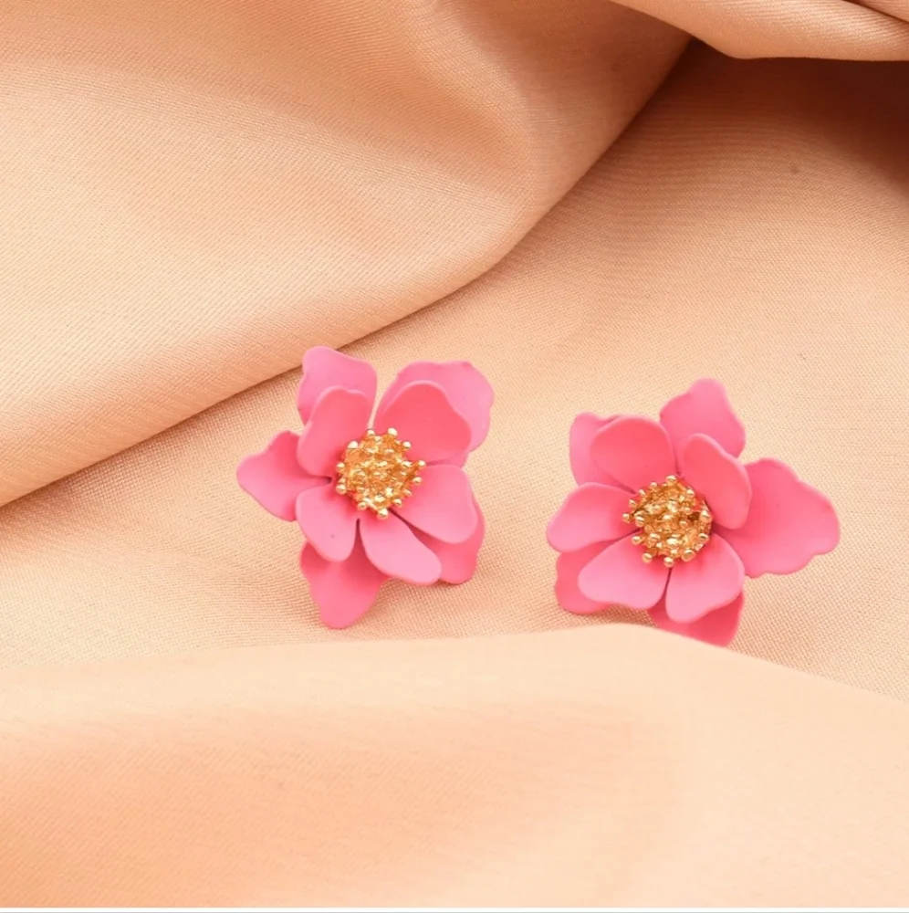 Boho Flower Stud Earrings for Women Chic Pink.